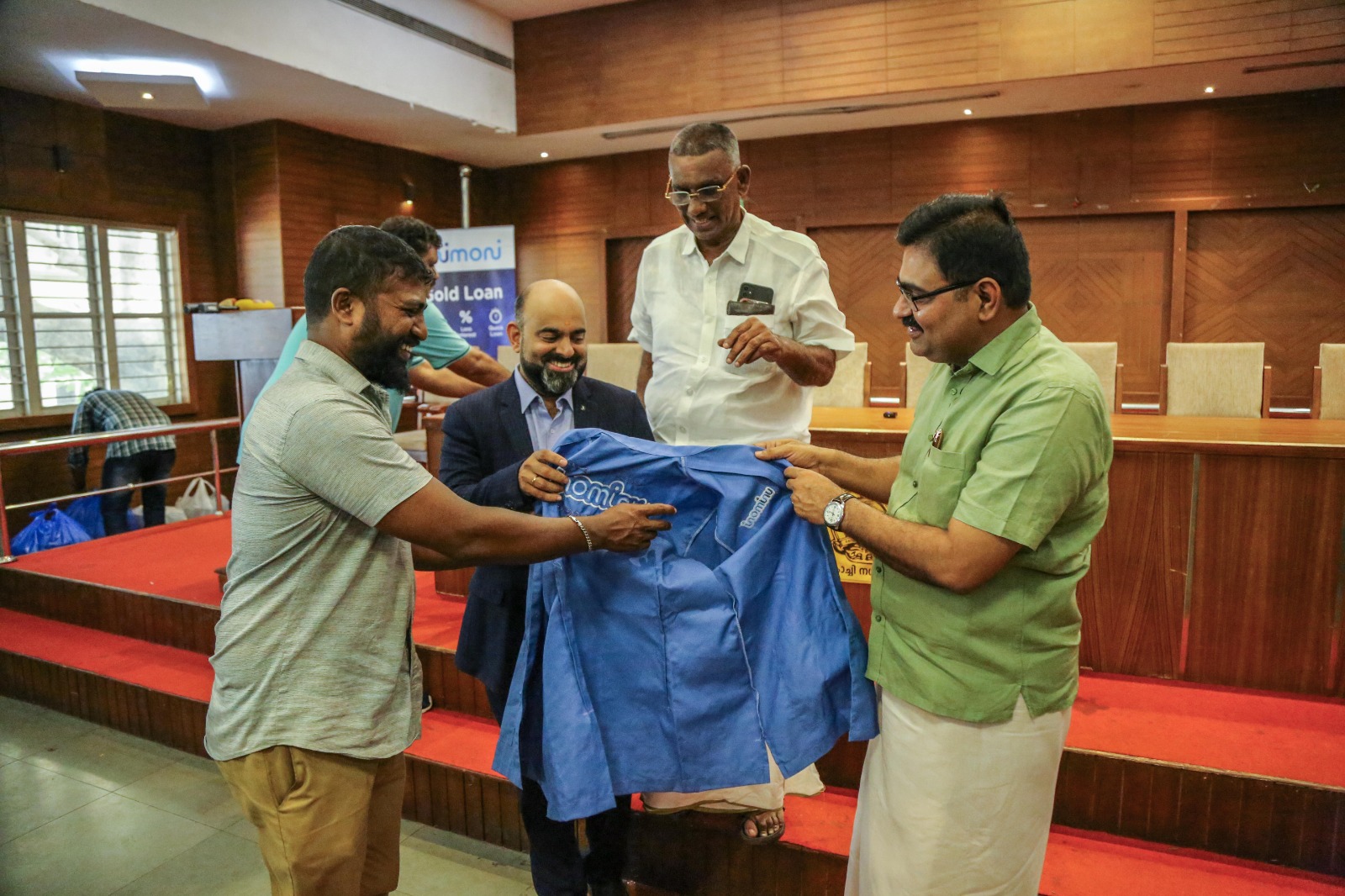 കൊച്ചി കോര്പ്പറേഷനിലെ ശുചിത്വ തൊഴിലാളികള്ക്ക് 900 ഓവര്കോട്ട് നല്കി യൂണിമണി 51 Malayalam Business News